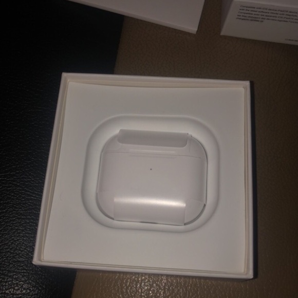 AirPod Generation 3 - Picture 2 of 3